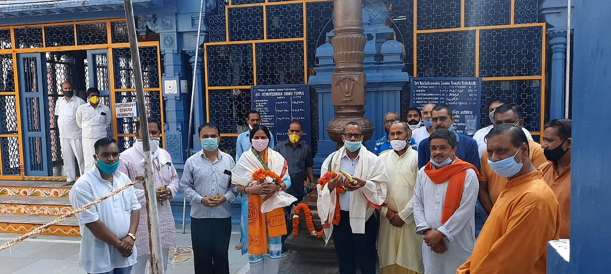 नरेंद्र मोदी के जन्मदिन पर भाजपा कार्यकर्ताओं ने की भगवान तिरुपति की पूजा-अर्चना