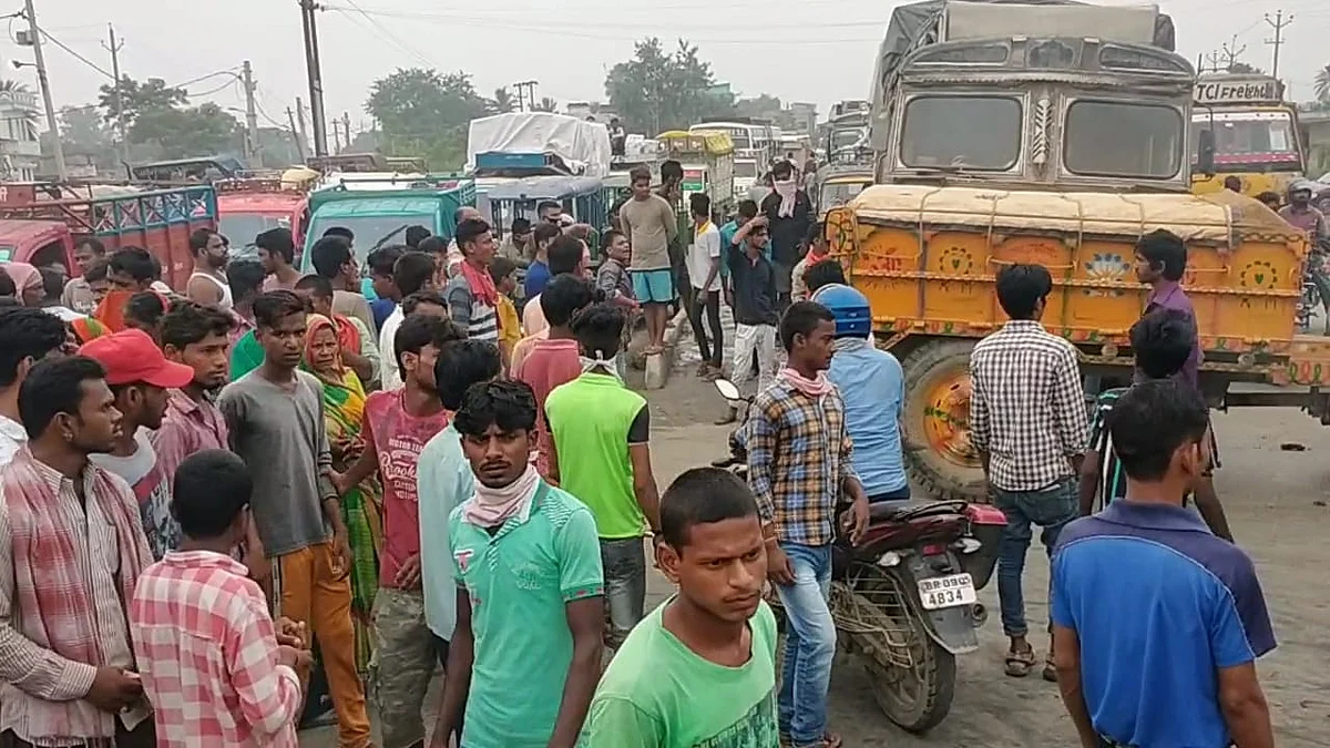 बेगूसराय में दिखी खाकी की गुंडागिरी, पहले मारी ठोकर- फिर कर दी पिटाई