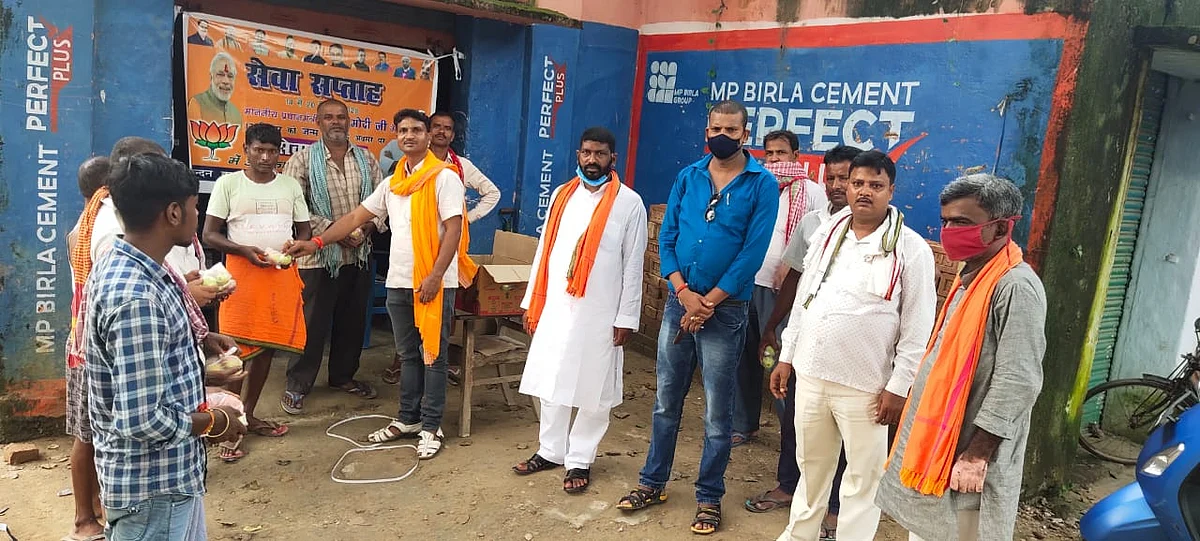धूमधाम से मनाया गया प्रधानमंत्री का जन्मदिन, काटे गए केक-हुआ फल वितरण