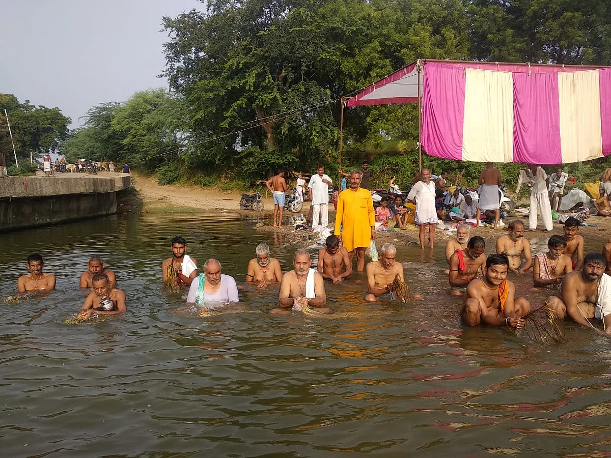 पितृ मोक्ष अमावस्या पर तर्पण के साथ पितरों की विदाई