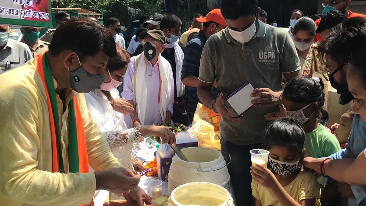 प्रधानमंत्री मोदी के जन्मदिन पर तिवारी ने सेवा बस्तियों में बांटा भोजन
