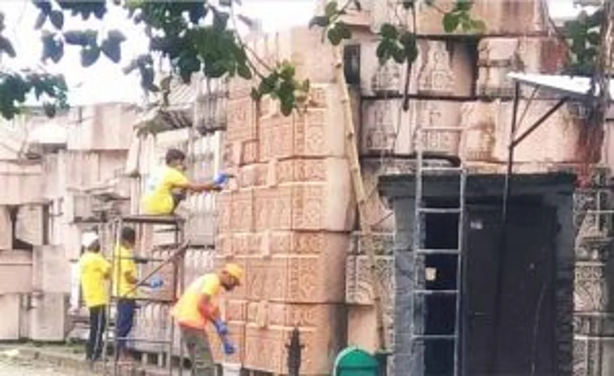 फरीदाबाद में चमकाए जा रहे हैं श्रीराम मंदिर के पत्थर