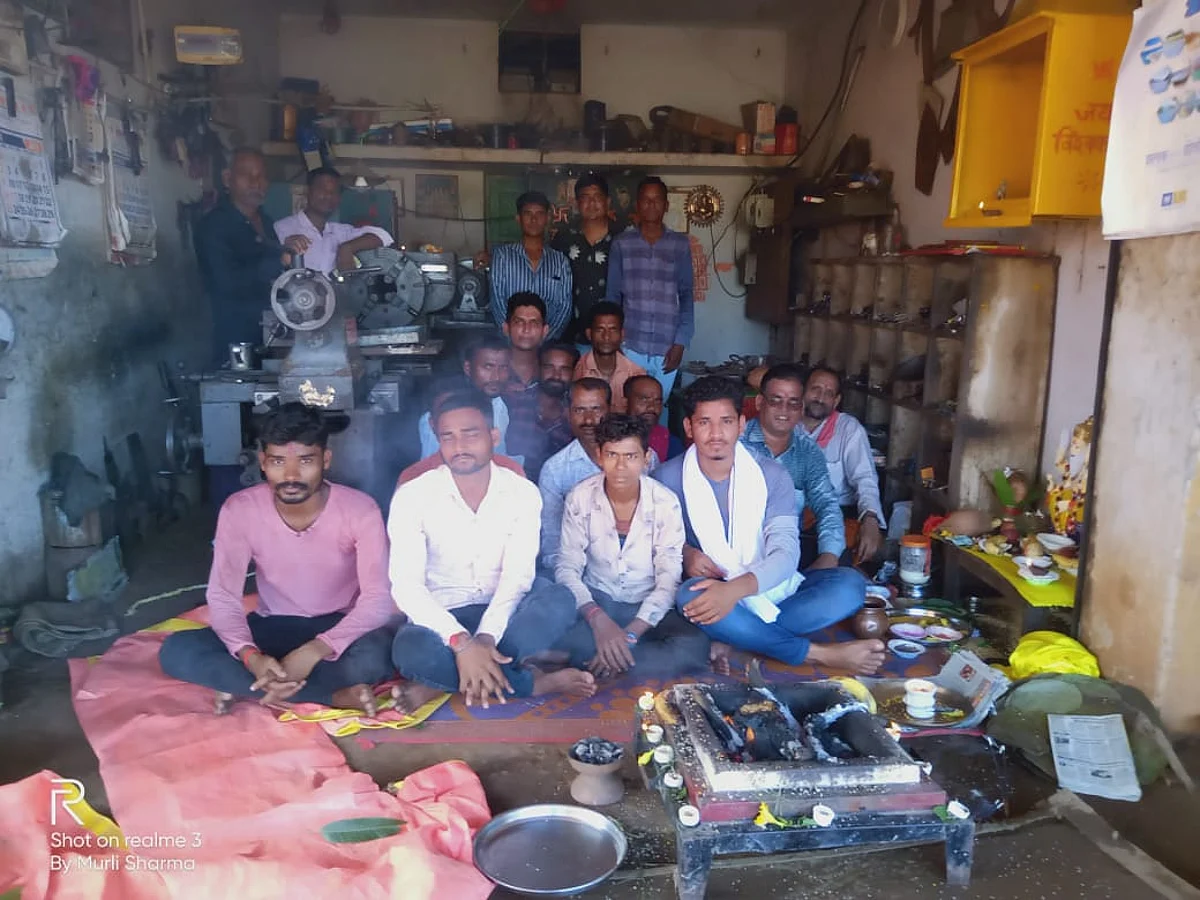 सादगी पूर्ण ढंग से मनाई गई विश्वकर्मा जयंती, निर्माणी श्रमिकों ने की पूजा-अर्चना