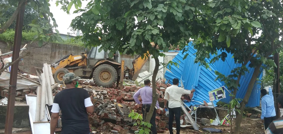 सरकारी जमीन पर बने अवैध निर्माण तोड़े