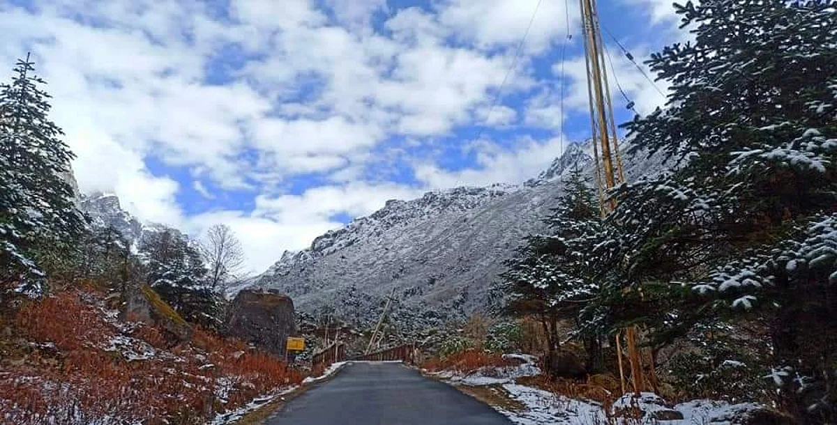 सिक्किम के उच्च पहाड़ी क्षेत्रों में बर्फबारी शुरू