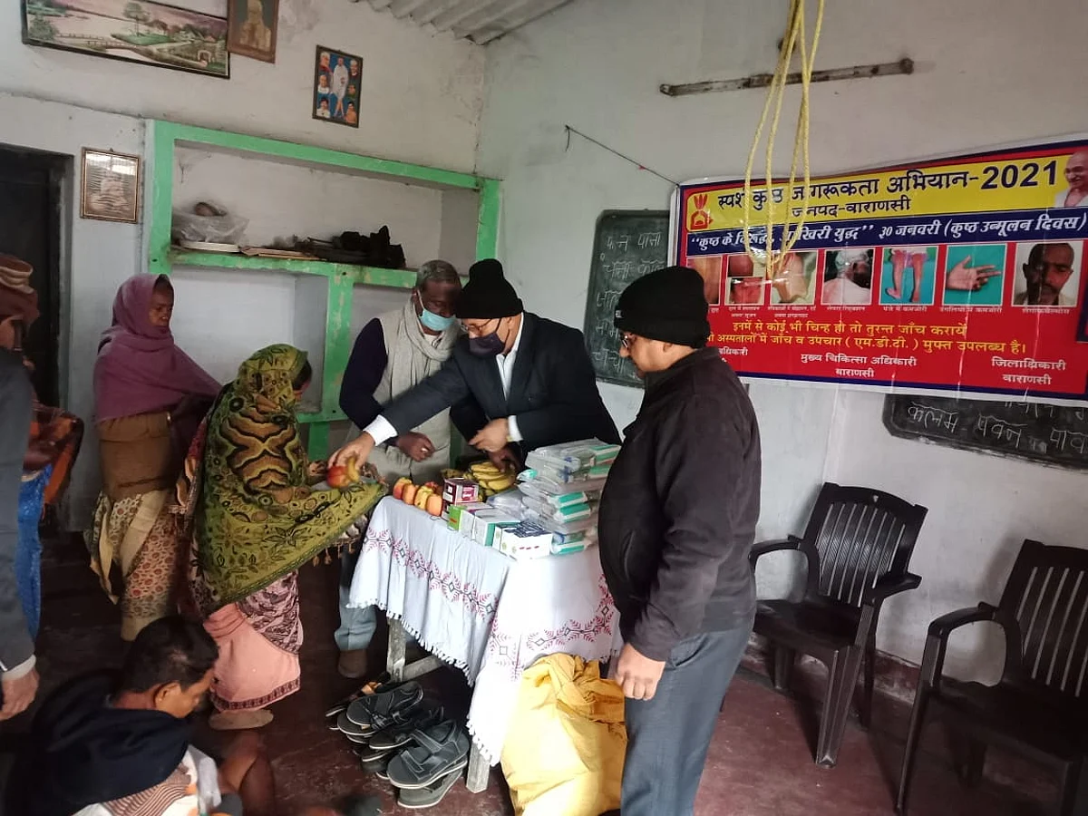 बापू की पुण्यतिथि पर कुष्ठ रोगियों में फल वितरण, जागरूकता अभियान
