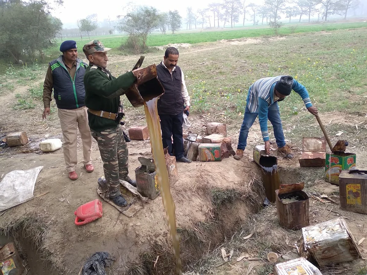 उत्पाद व बिहरा पुलिस ने संयुक्त छापेमारी कर बरामद शराब किया नष्ट