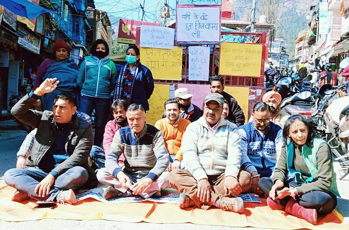 मल्लीताल व्यापार मंडल ने पानी के बढ़े बिलों के विरोध में किया प्रदर्शन
