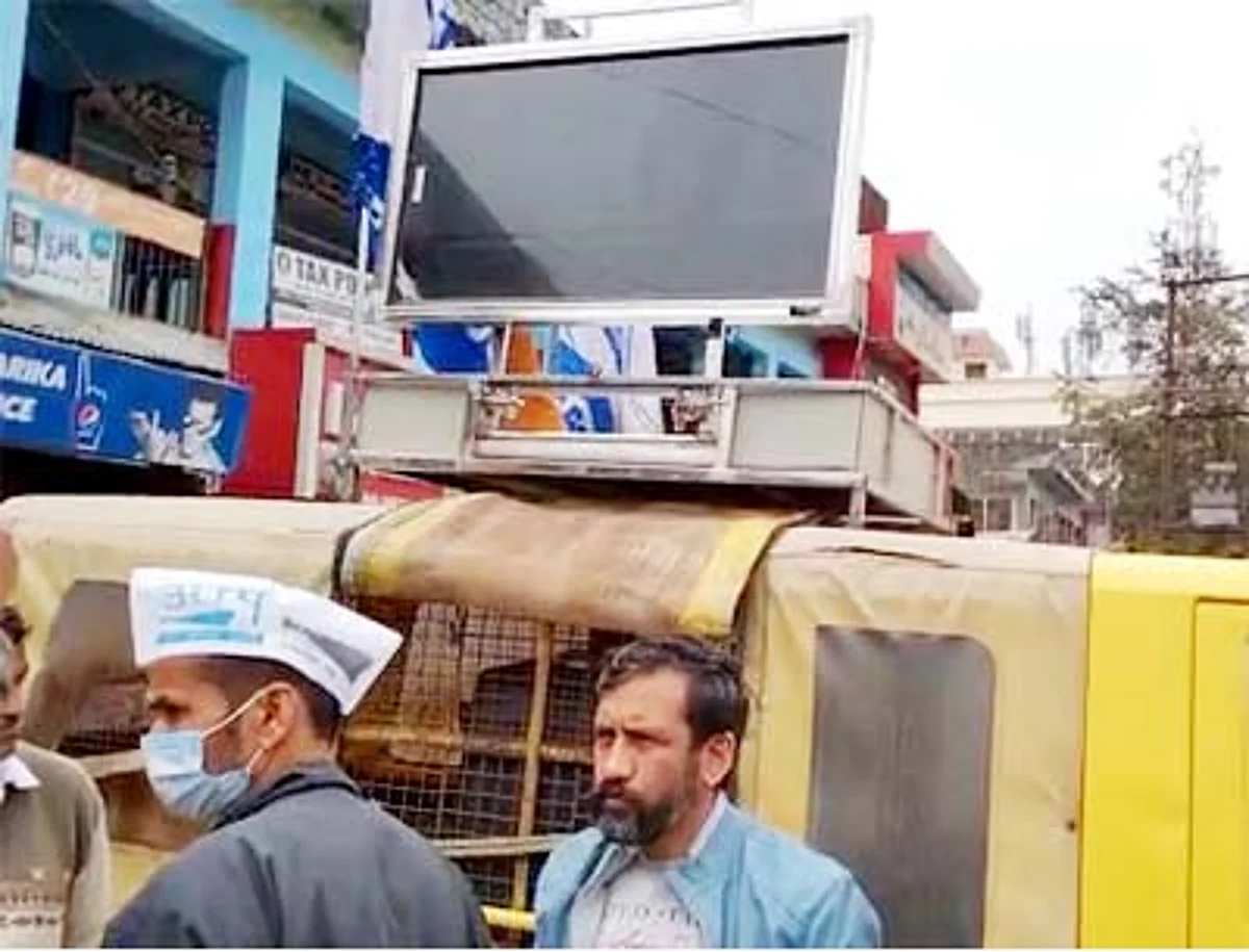 आप नेता समित टिक्कू ने एलईडी वैन को दिखाई हरी झंडी