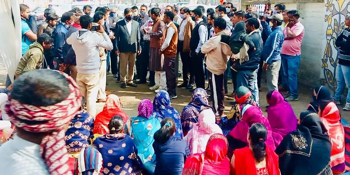 चालकों ने किया अपने परिवार के साथ ओएनजीसी मुख्य कार्यालय का गेट जाम