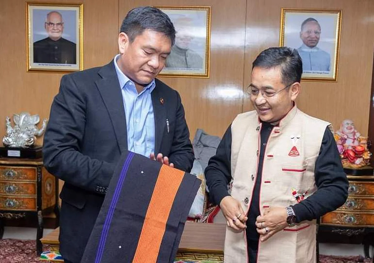 मुख्यमंत्री पेमा खांडू सिक्किम में तमांग से मिले