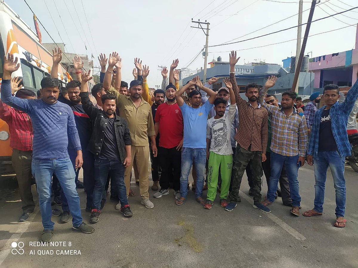 कठुआ पंडोरी रूट पर चलने वाली मेटाडोर चालकों और सह चालकों ने यातायात विभाग के खिलाफ किया प्रदर्शन