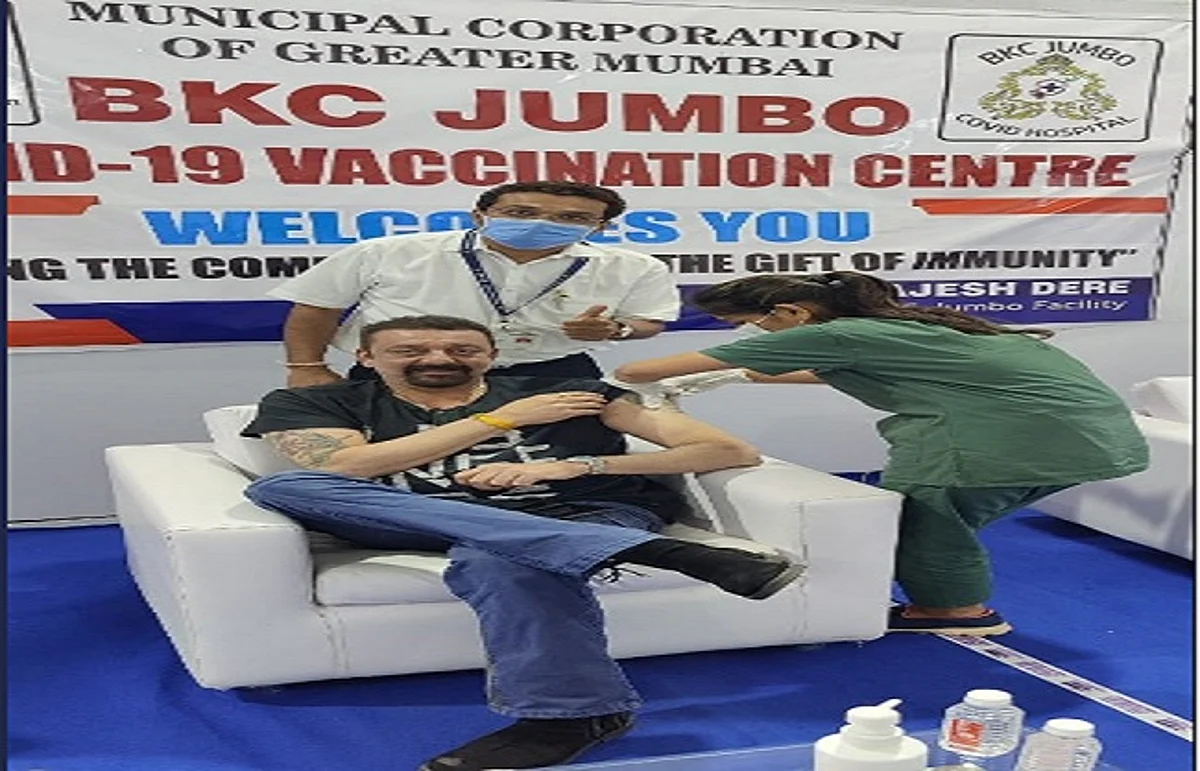 संजय दत्त ने लगवाया कोरोना वैक्सीन का पहला डोज, तस्वीर शेयर कर डॉक्टर्स के प्रति जताया आभार