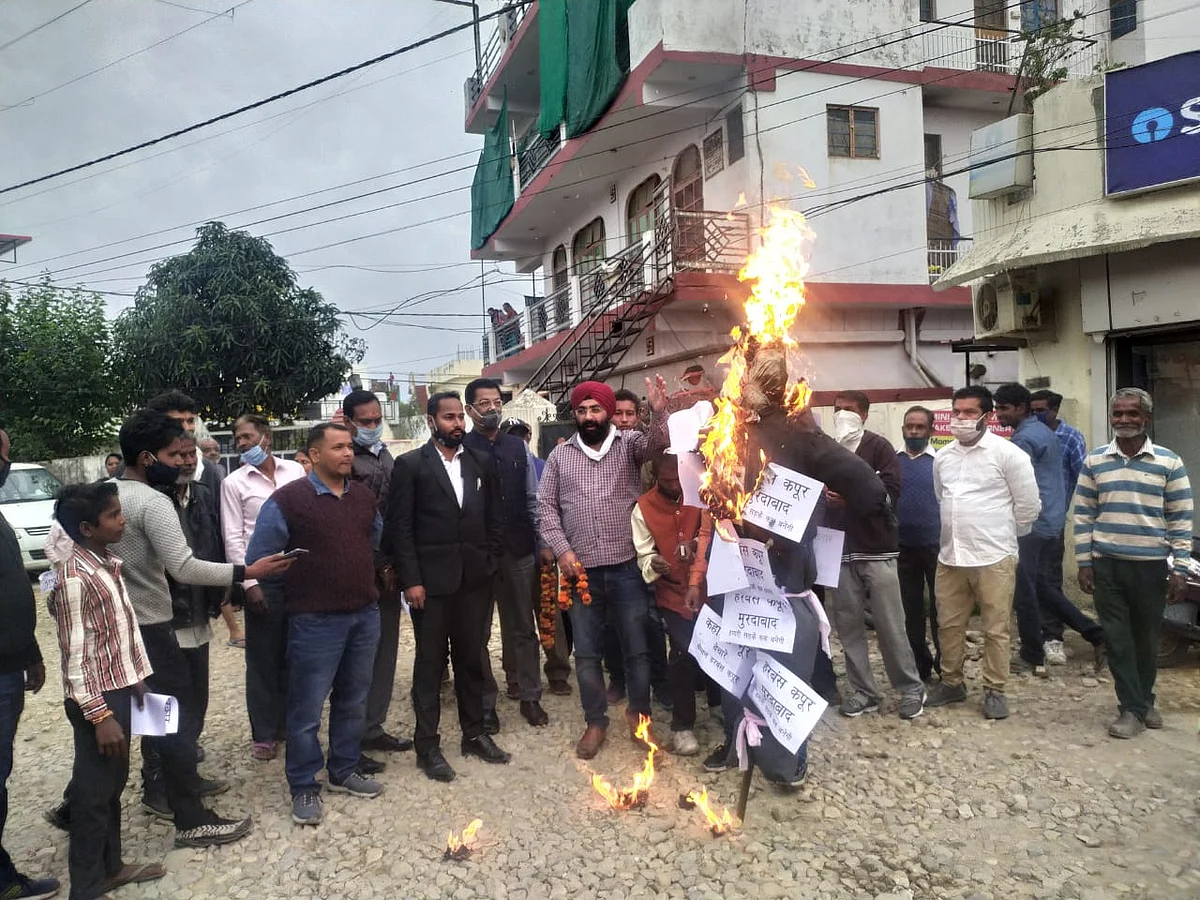 कांग्रेस ने सड़कों की समस्या पर सरकार का पुतला फूंका
