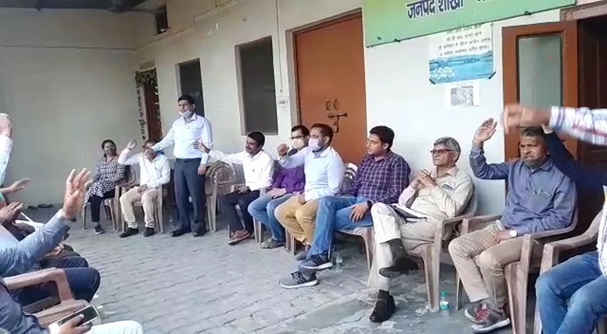 जेई की पिटाई के विरोध में विद्युत कर्मचारियों ने एमडी कार्यालय पर दिया धरना