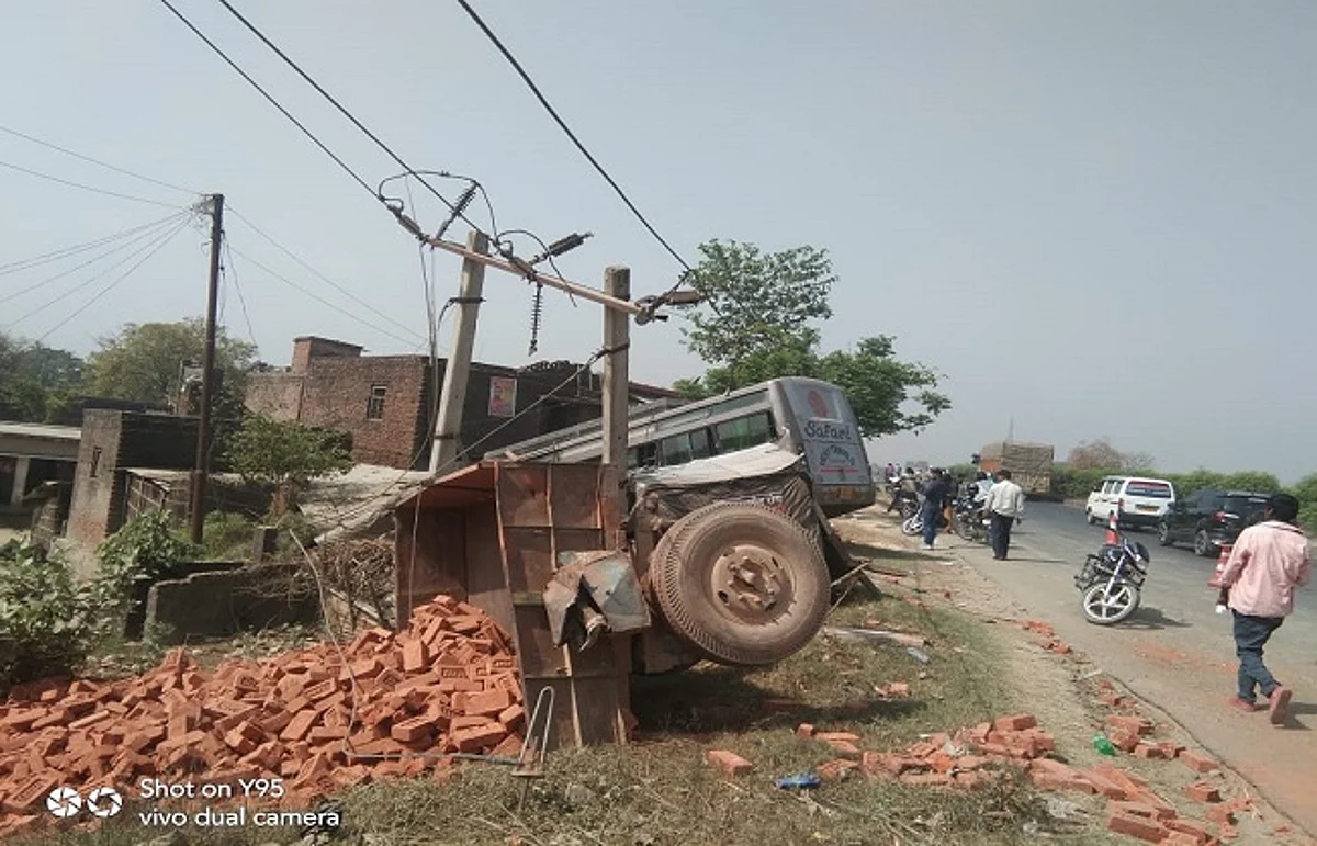 कुशीनगर :ट्रैक्टर-ट्राली से टकराई बारातियों से भरी बस, एक की मौत, 12 घायल