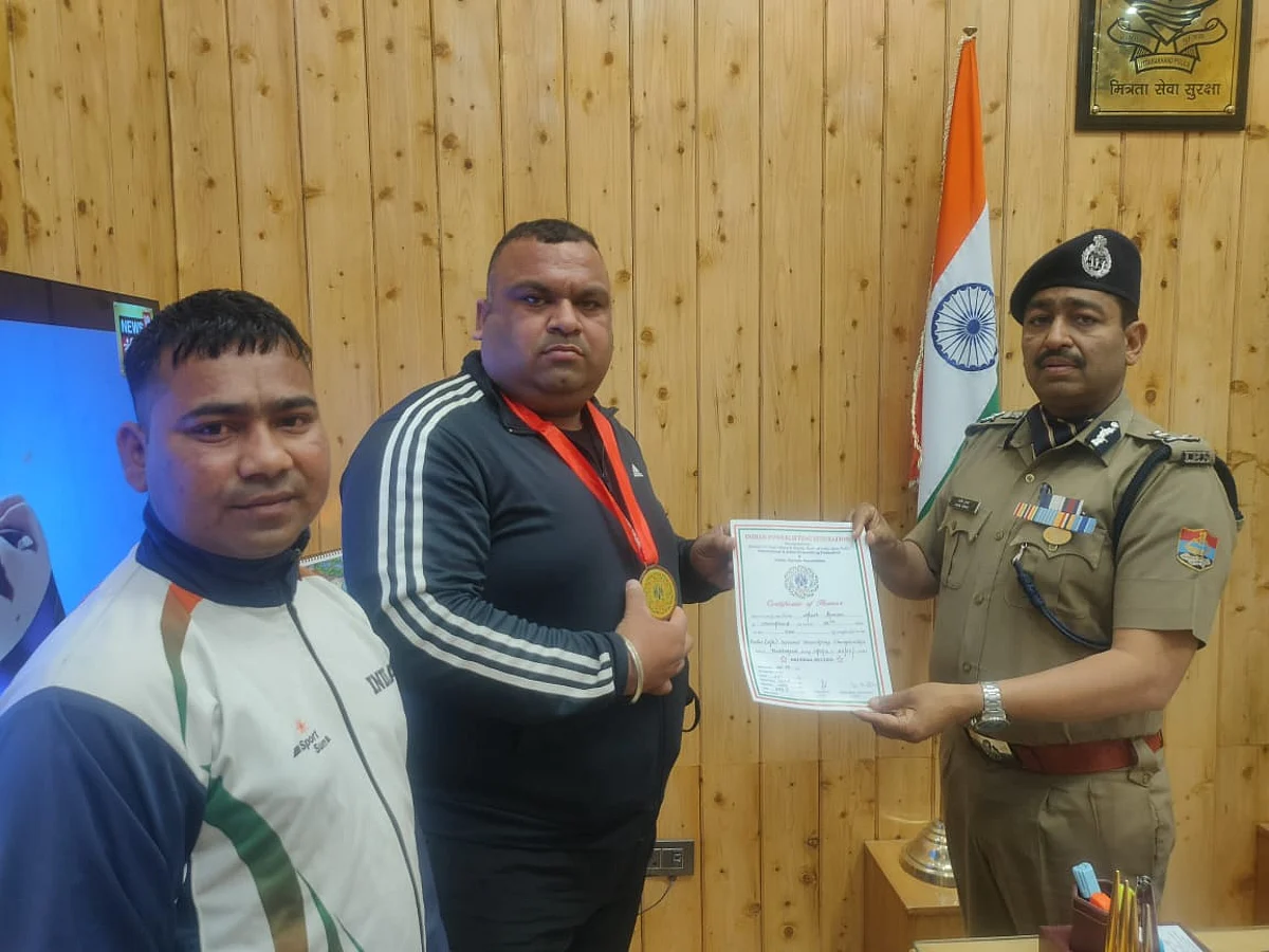 कांस्य पदक प्राप्त पुलिस खिलाड़ी आकाश सम्मानित
