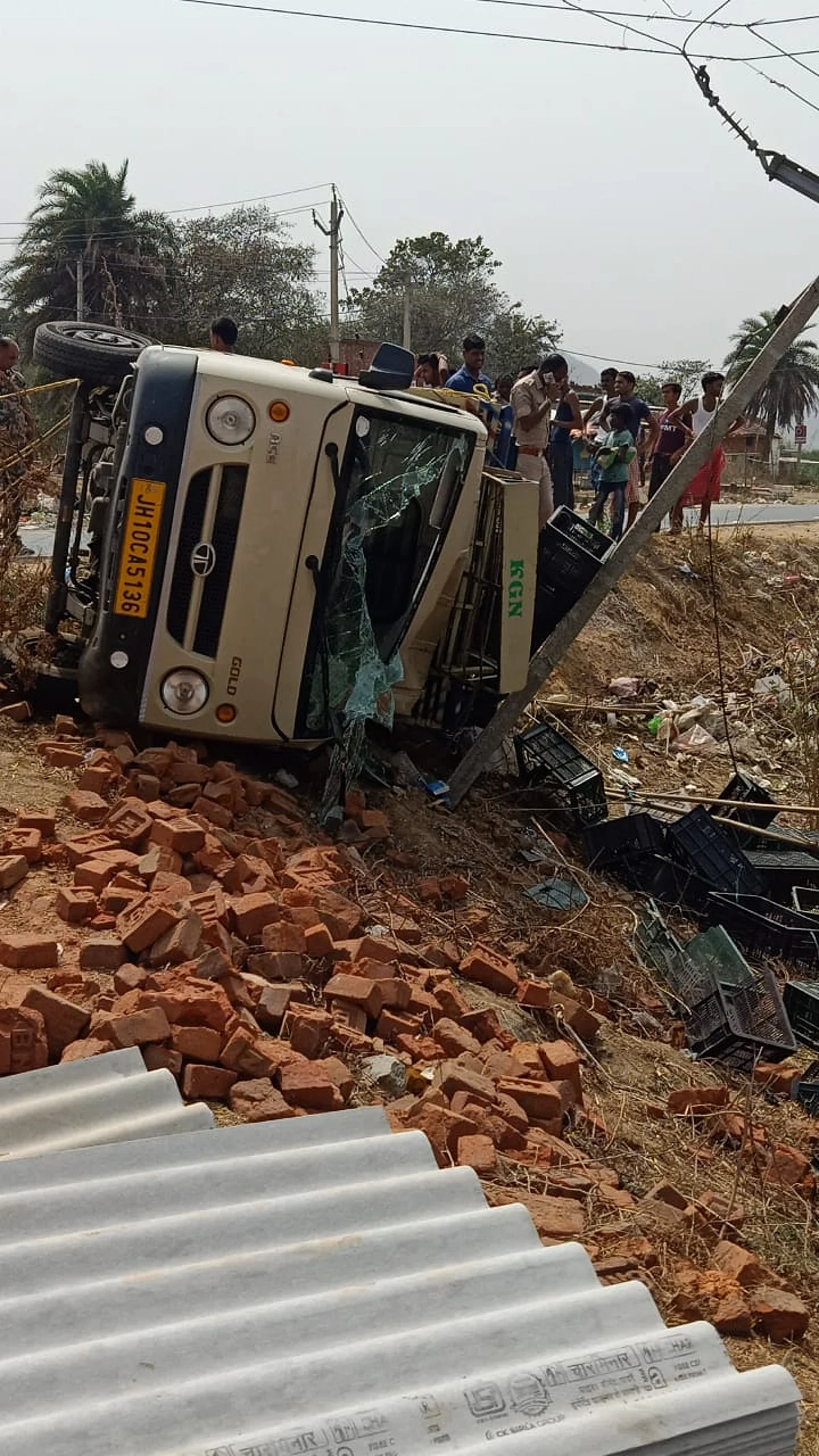 बिजली के खंभे से टकराया ऑटो