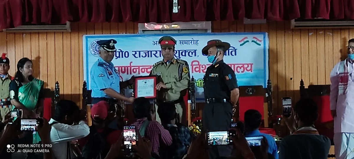 सम्पूर्णानन्द संस्कृत विश्वविद्यालय के कुलपति ऑनरेरी कर्नल कमाण्डेन्ट उपाधि से सम्मानित