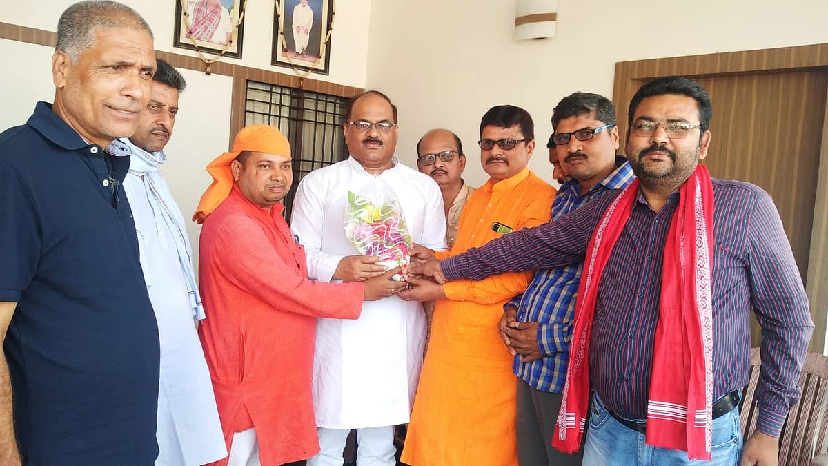 जेडीयू छोड़ बीजेपी में आए पूर्व विधायक सुनील चौधरी को कार्यकर्ताओं ने दी बधाई