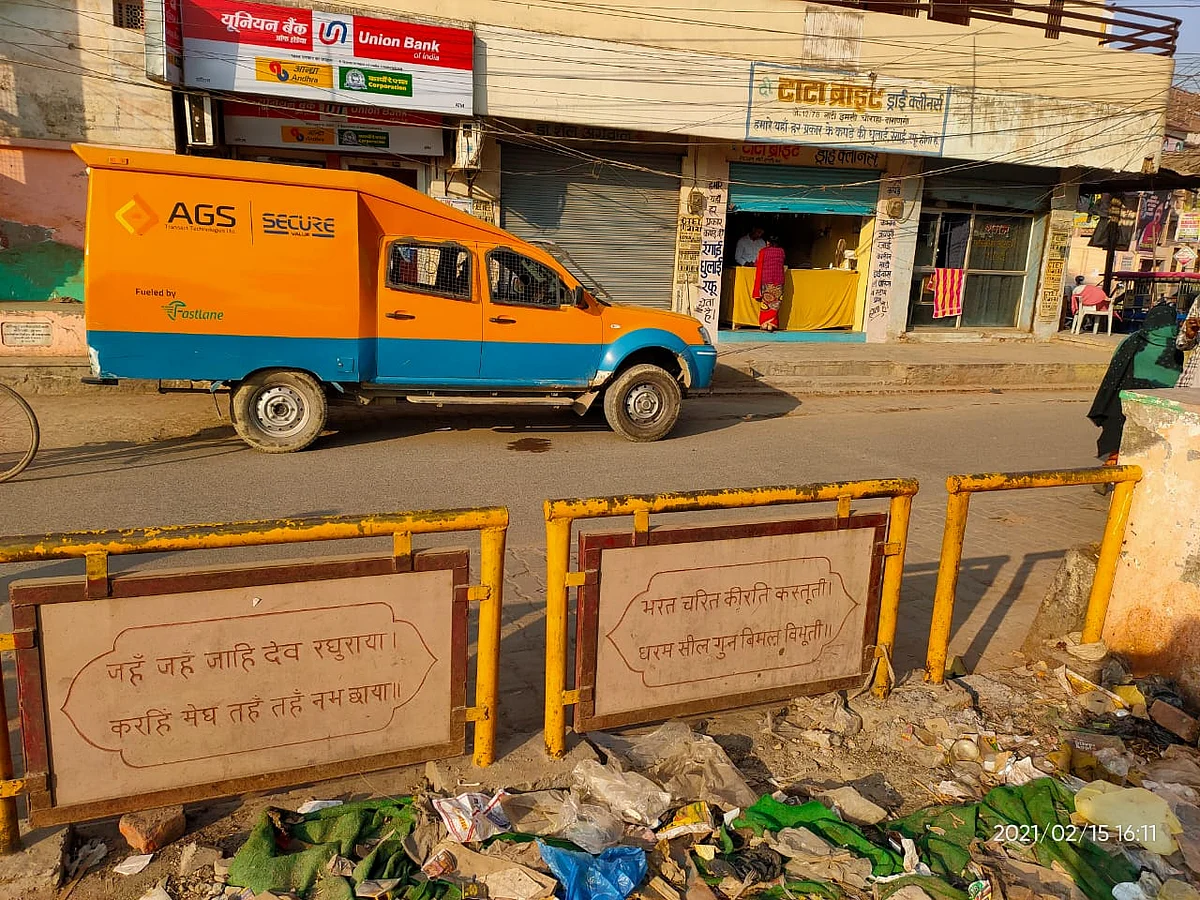 भरत मिलाप मैदान के शिलापट्ट में लिखे मानस चौपाई के पास गंदगी से खफा हिन्दू संगठन
