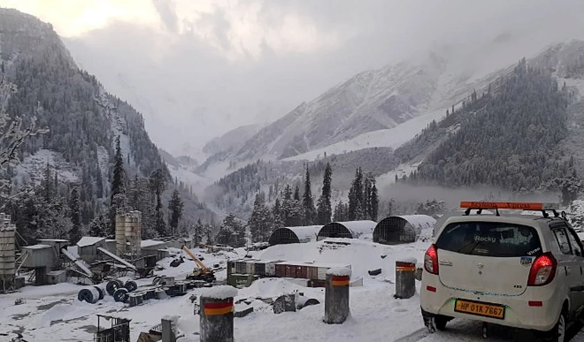 उत्तर भारत में बदला मौसम का मिजाज, कश्मीर घाटी में हुई बर्फबारी, मैदानी क्षेत्रों में बारिश