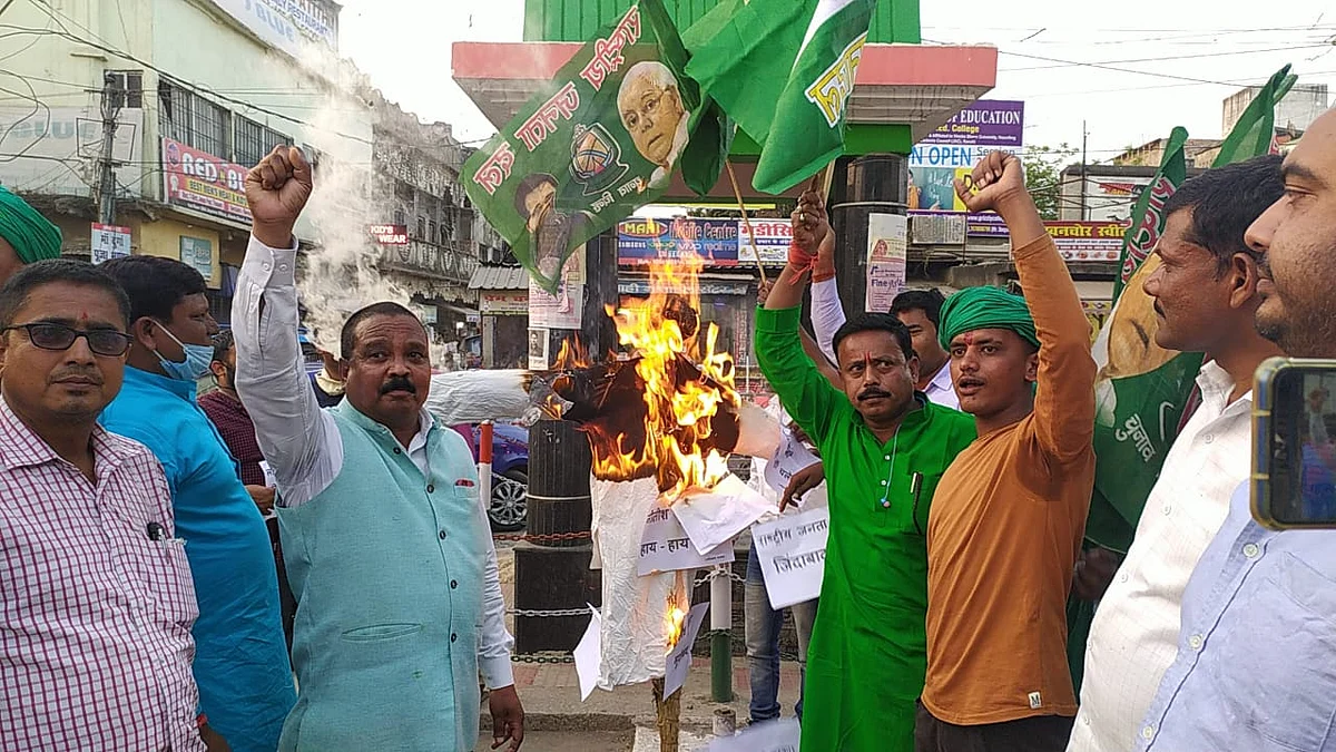 राजद ने मुख्यमंत्री नीतीश कुमार का फूंका पुतला