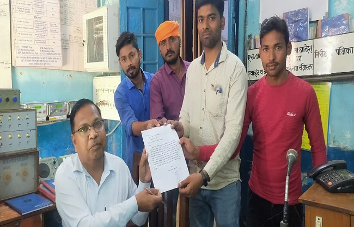 पैसेंजर ट्रेनों के संचालन को स्टेशन मास्टर को नगरवासियों ने सौंपा ज्ञापन