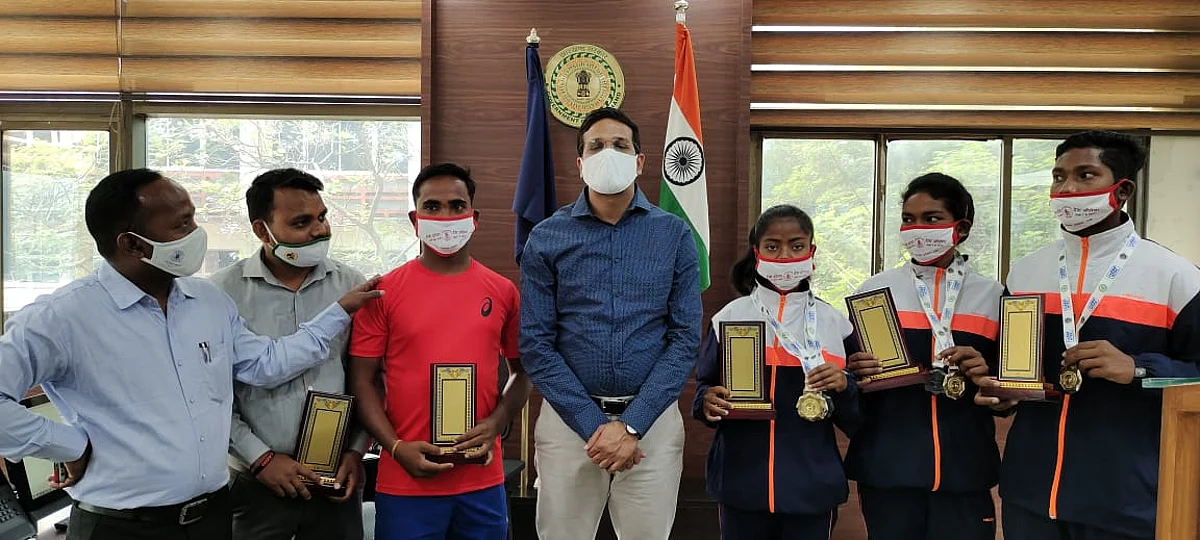 41वें राष्ट्रीय तीरंदाजी प्रतियोगिता में चैंपियन बनी टीम को उपायुक्त ने किया सम्मानित