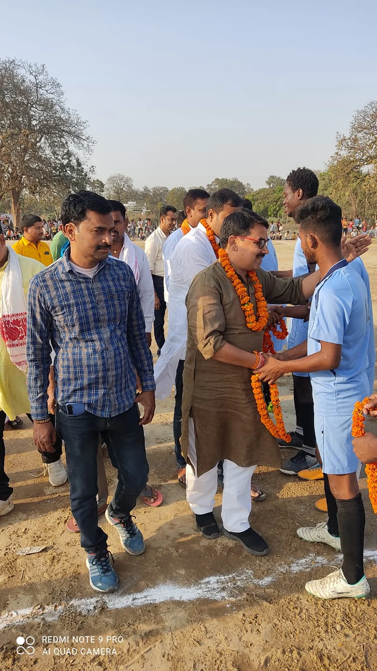 अन्तरजिला फुटबॉल मैच,सैकड़ों खेल प्रेमियों से भरा रहा खेल मैदान