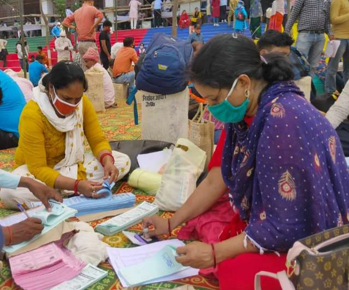 बूथों की ओर रवाना हुई पोलिंग पार्टियां, 24,000 कर्मियों की ड्यूटी