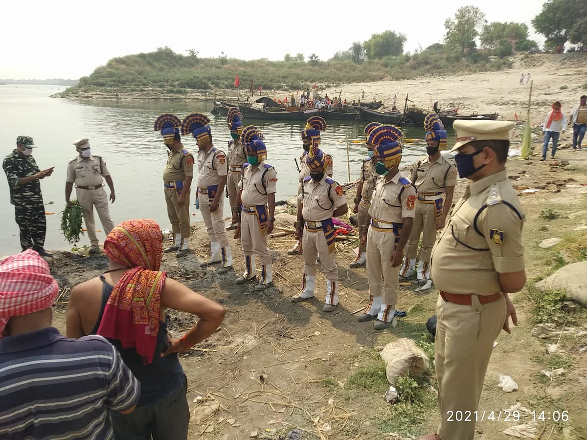 बलिया : सीआरपीएफ जवान का शव पहुंचते ही नम हुई सबकी आंखें, पुत्र ने दी मुखाग्नि