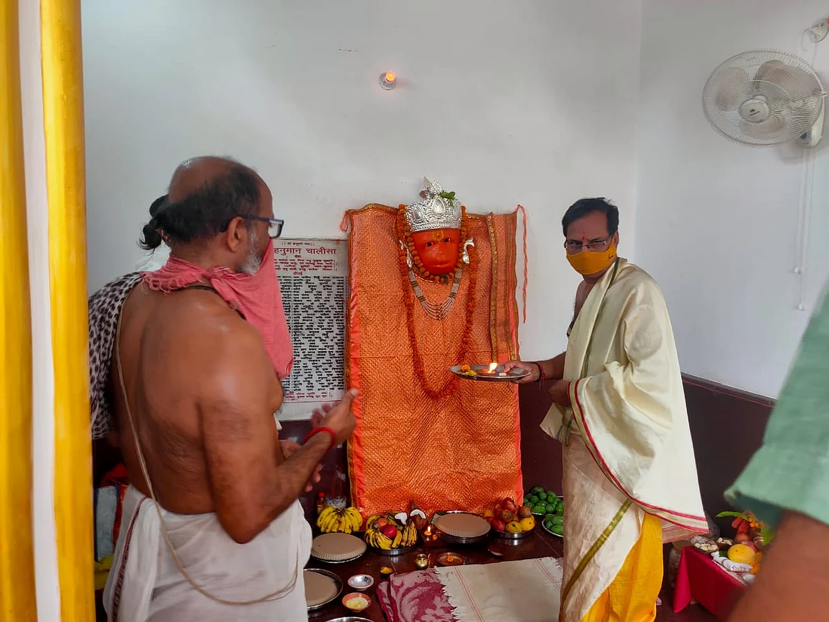 सम्पूर्णानन्द संस्कृत विश्वविद्यालय परिसर के पंच मन्दिरों में हनुमान जी की प्रतिमा में प्राण प्रतिष्ठा
