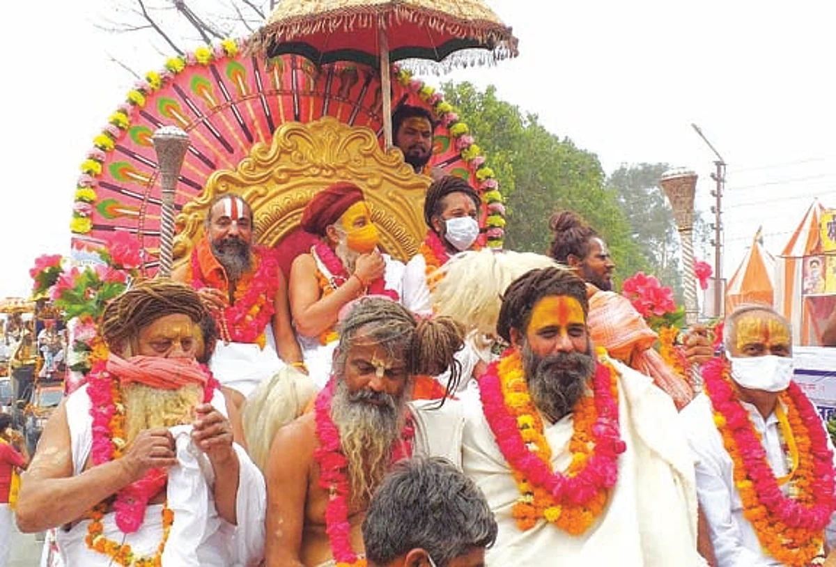 शाही ठाठ बाट के साथ स्नान के लिए रवाना हुए वैष्णव अखाड़े