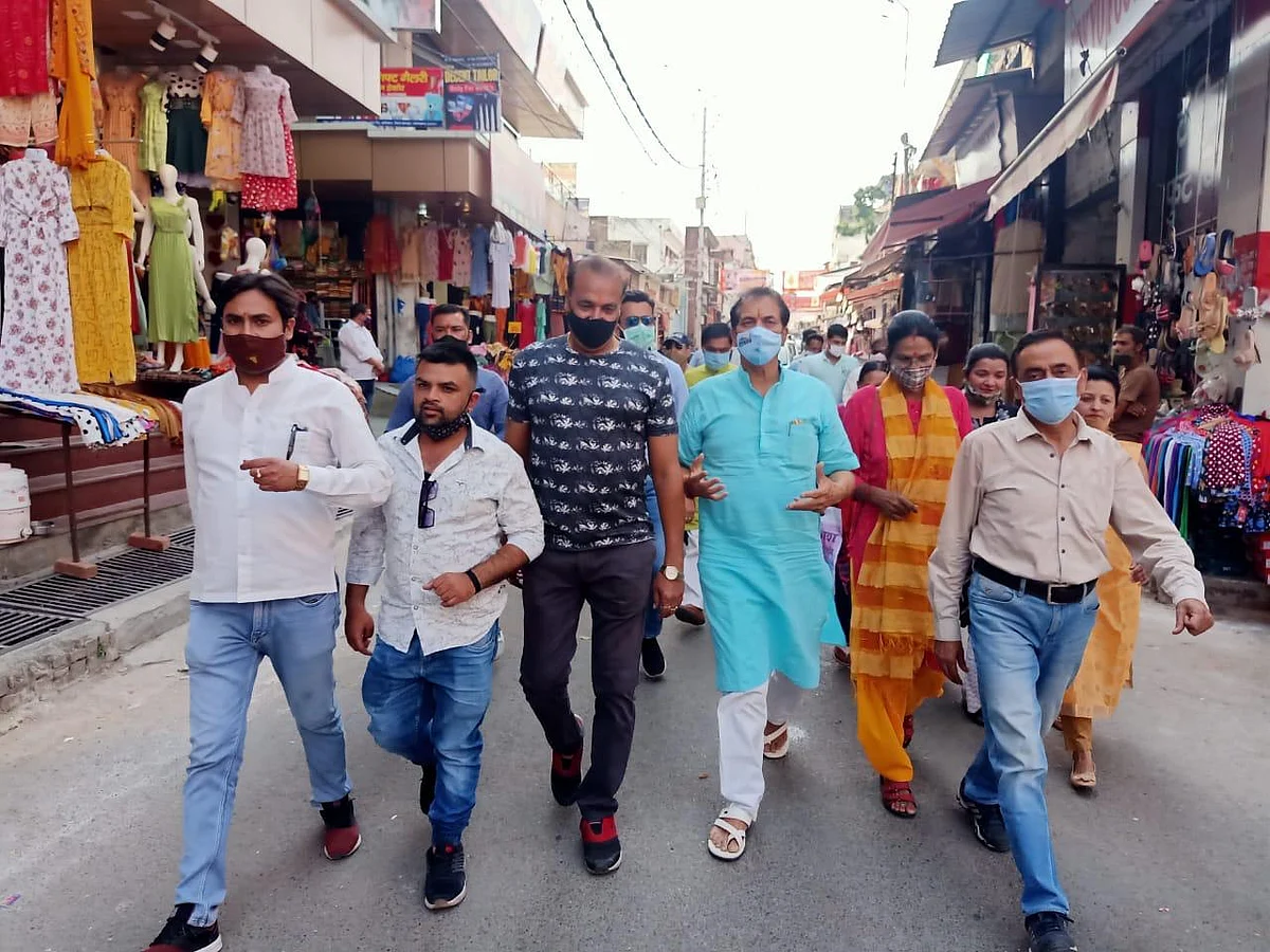 विधानसभा अध्यक्ष ने त्रिवेणी घाट पर गंगा में लगाई आस्था की डुबकी