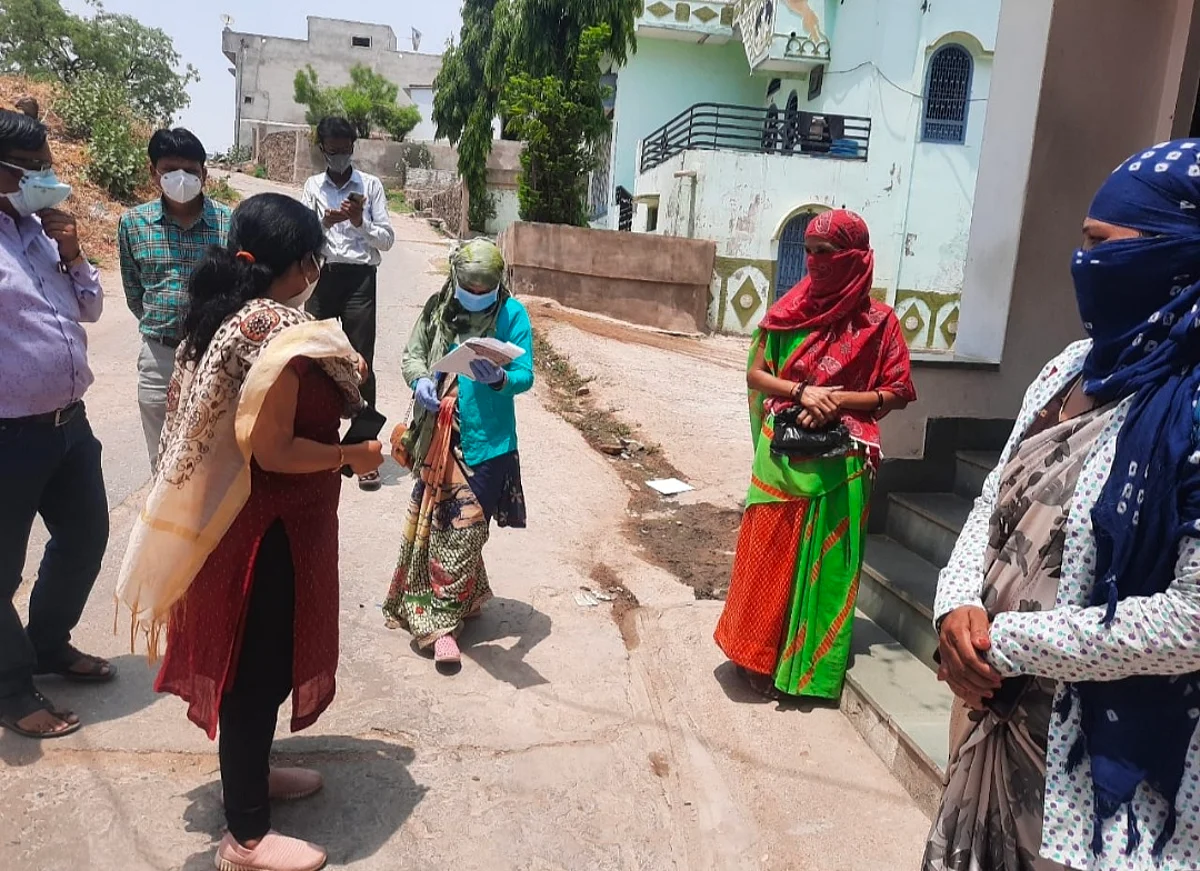 सीईओ ने गांवों में पहुंचकर होम आइसोलेट मरीजों से किया संवाद, विवाह आयोजन का किया निरीक्षण