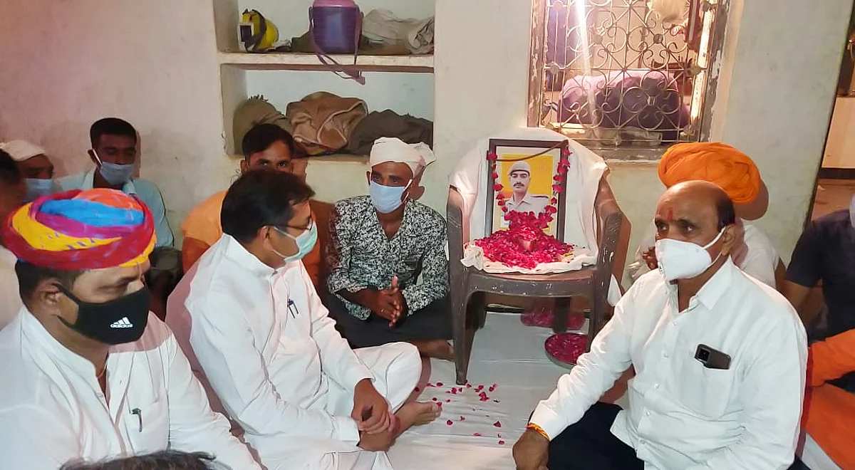 भाजपा प्रदेश अध्यक्ष पूनियां ने शहीद कांस्टेबल के घर पहुंच दी श्रद्धांजलि