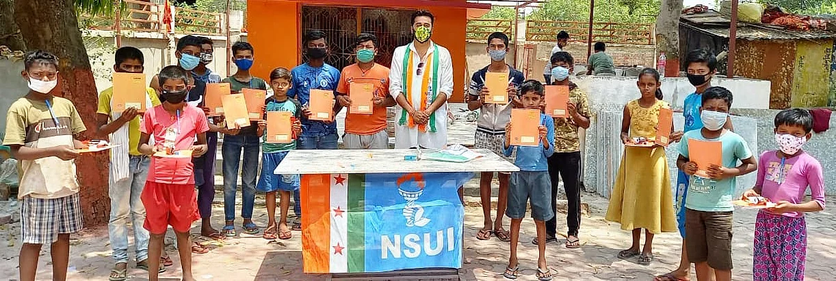 एनएसयूआई ने सफाई कर्मचारियों को किया सम्मानित