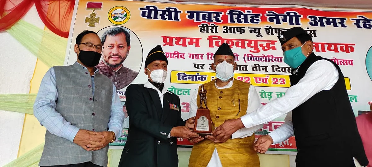 गणेश जोशी ने वीसी गबर सिंह के स्मारक पर पुष्प अर्पित किए