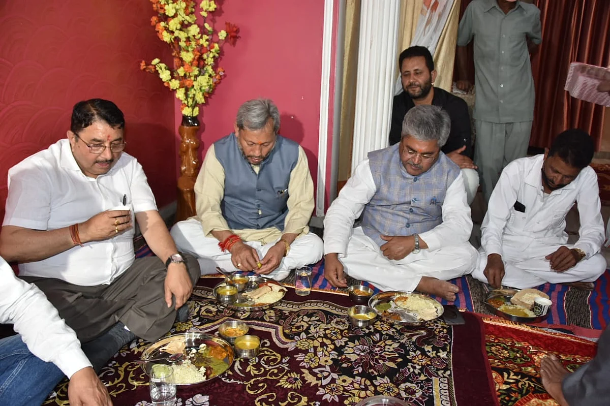 मुख्यमंत्री ने दलित ग्राम प्रधान के घर किया भोजन