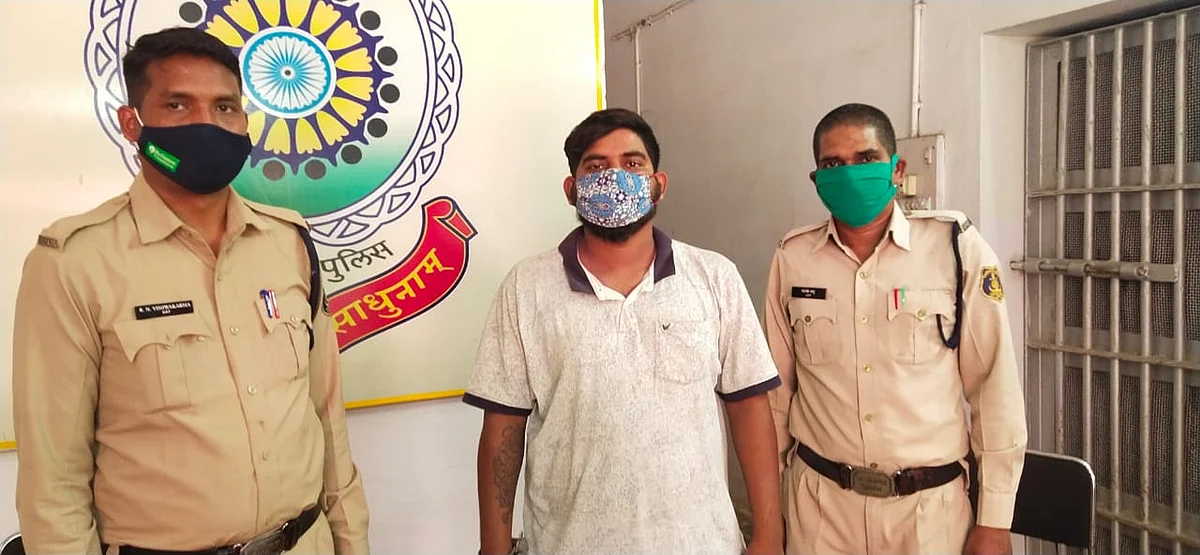 दुर्ग: एक वर्ष से फरार आदतन अपराधी गिरफ्तार, तलवार जब्त