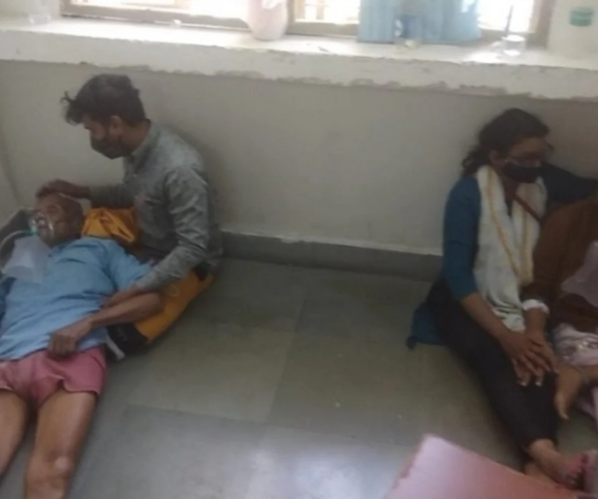 बढ़ते कोरोना संक्रमण से अस्पतालों की व्यवस्था चरमराई, नहीं मिल रहे हैं मरीजों को बेड