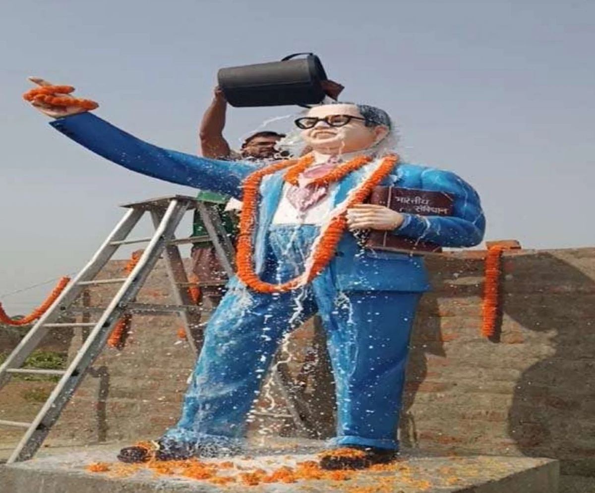 जयंती पर अंबेडकर प्रतिमा का दूध से अभिषेक