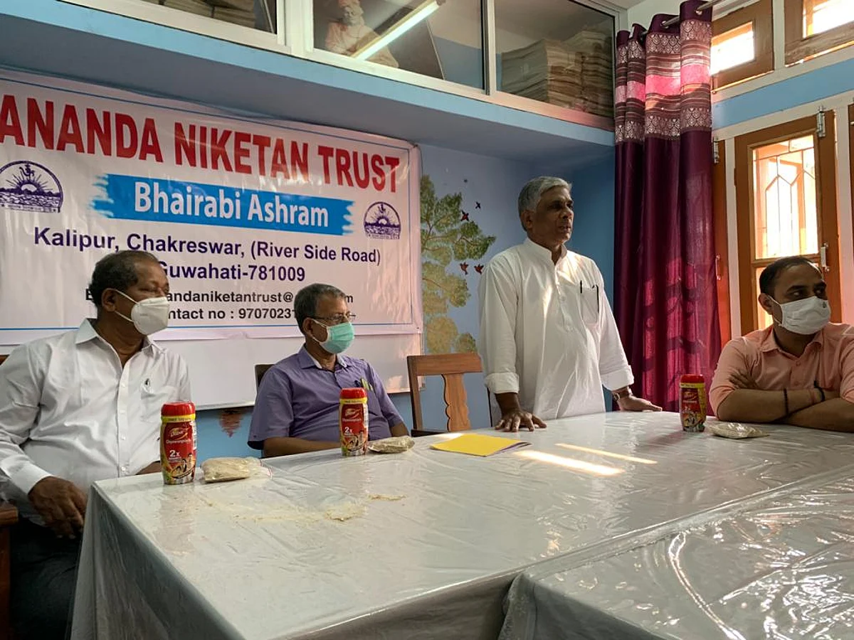 आनंद निकेतन ट्रस्ट ने आयुर्वेदिक काढ़ा और च्यवनप्राश का किया वितरण