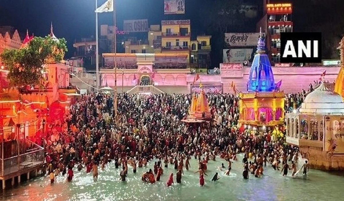 कोरोना वायरस के कहर के बीच महाकुंभ के शाही स्नान में लाखों ने लगाई डुबकी
