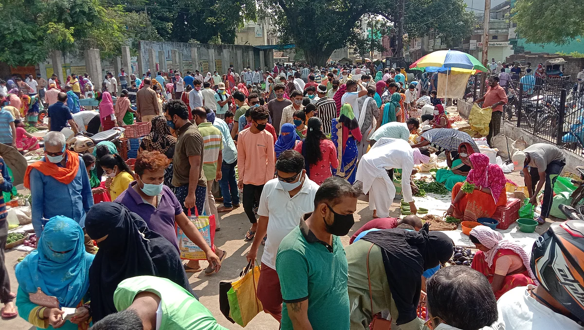 धमतरी : शहर के इतवारी बाजार में मेला सा माहौल, ऐसे में कैसे रूकेगा कोरोना का प्रसार