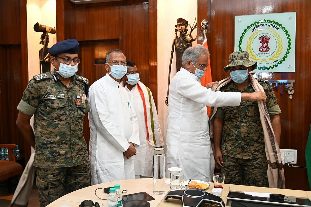 रायपुर : मुख्यमंत्री ने नक्सलियों के कब्जे से सीआरपीएफ जवान को रिहा कराने वाली मध्यस्थ टीम के सदस्यों का किया अभिनंदन