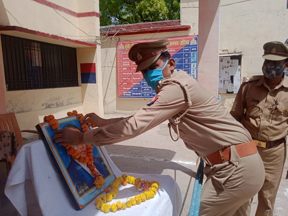 औरैया : थाना प्रभारी ने डॉ भीमराव अंबेडकर के चित्र पर माल्यापर्ण कर मनाई जयंती