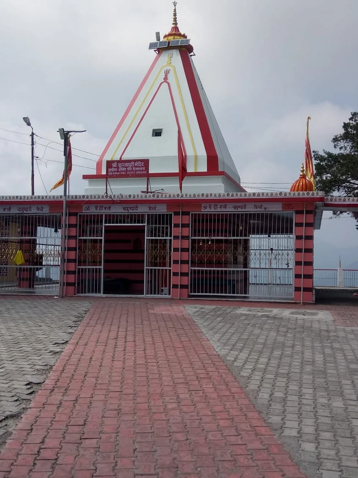 नवरात्रि के दूसरे दिन भी भक्तों की मंदिरों में रही धूम