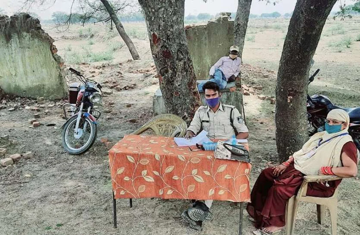 पेड़ की छांव में दो राज्यों की सीमा की निगरानी, चेकपोस्ट पर नहीं लगे तम्बू